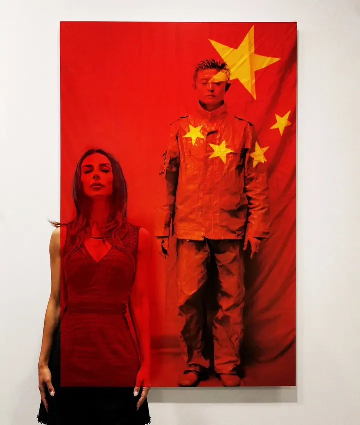 Liu Bolin - In Front of the Red Flag, 2006 — #SelfieadArte di Clelia Patella