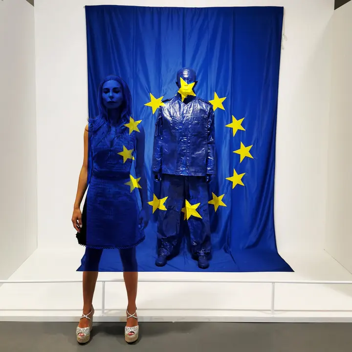 Liu Bolin - UE Flag, 2008 — #SelfieadArte di Clelia Patella