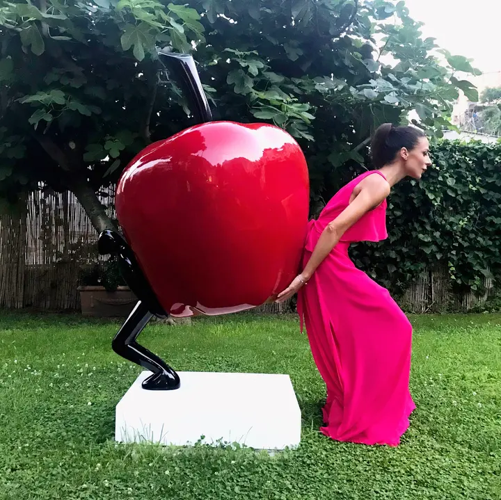 Lucio Perone - Senza titolo, omino con mela rossa, 2018 — #SelfieadArte di Clelia Patella