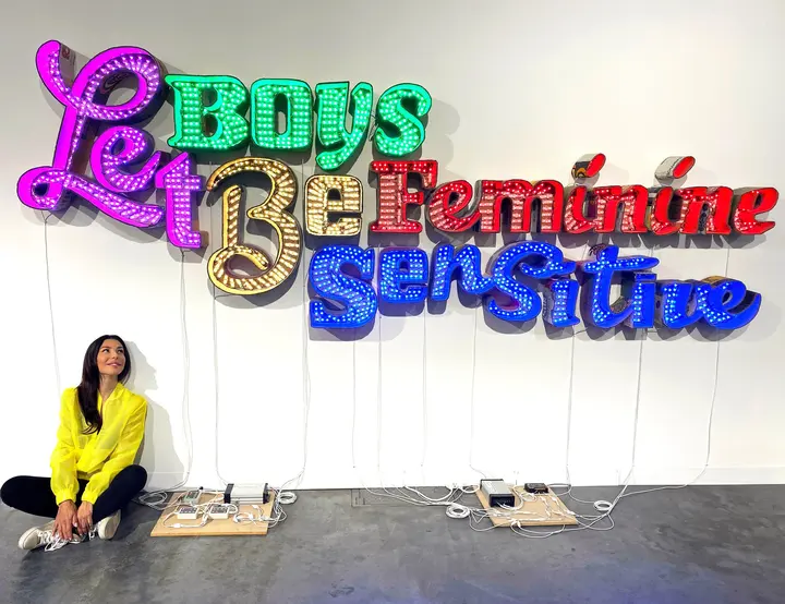 Andrea Bowers - Let Boys Be Feminine/Sensitive, 2019 — #SelfieadArte di Clelia Patella