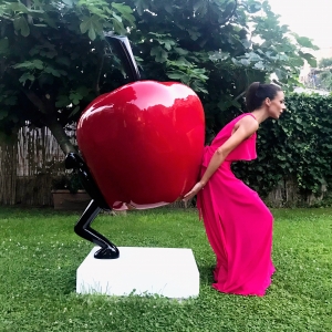 Apple (Lucio Perone - Senza titolo, omino con mela rossa, 2018)