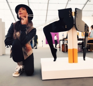 &quot;Attenzione: creano un&#039;elevata dipendenza” (Anthea Hamilton, Leg Chair (Cigarettes) 2014, Thomas Dane Gallery - London)