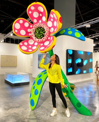 All'ombra del fiore, la fanciulla (Yayoi Kusama - Flowers that speak all about my heart given to the sky, 2018)
