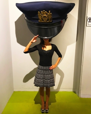 Sotto protezione (Erwin Wurm - NewYork police cap gold 2010)