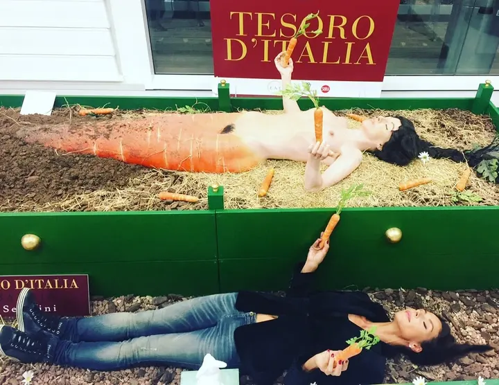 Luigi Serafini, Donna carota — #SelfieadArte di Clelia Patella