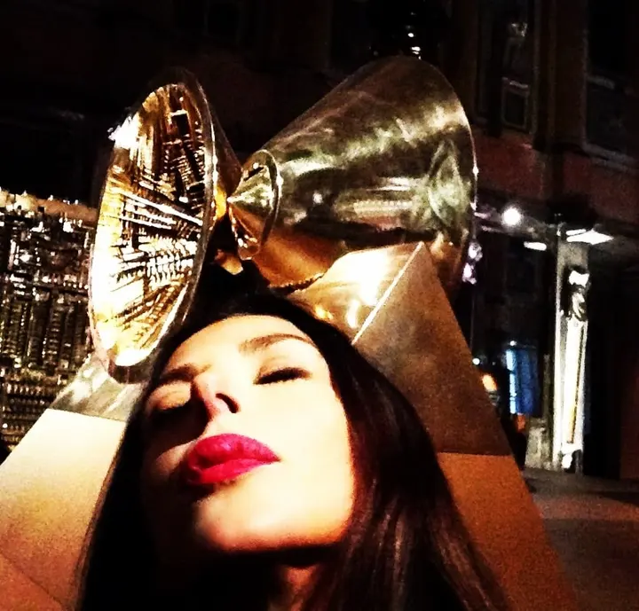 A. Pomodoro, Il Grande Ascolto — #SelfieadArte di Clelia Patella