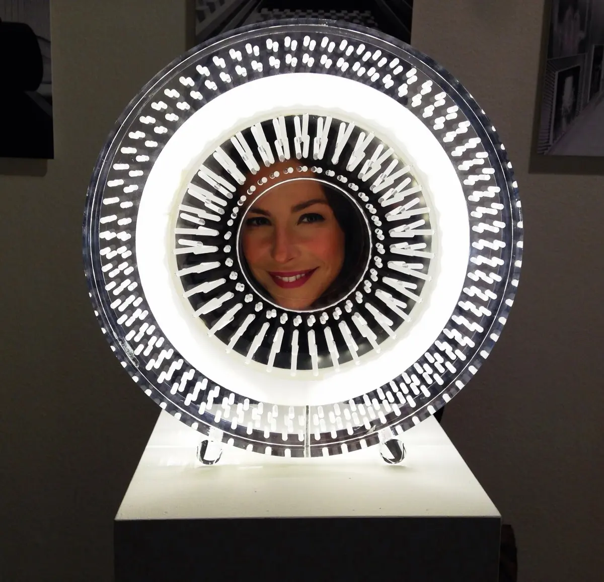 Ugo La Pietra, Ruota Luminosa Tissurata — #SelfieadArte di Clelia Patella