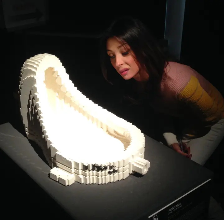 Nathan Sawaya, The Fountain — #SelfieadArte di Clelia Patella