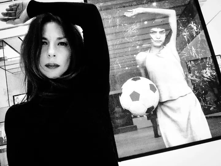 L.Battaglia, La bambina con il pallone, quartiere la Cala, Palermo — #SelfieadArte di Clelia Patella