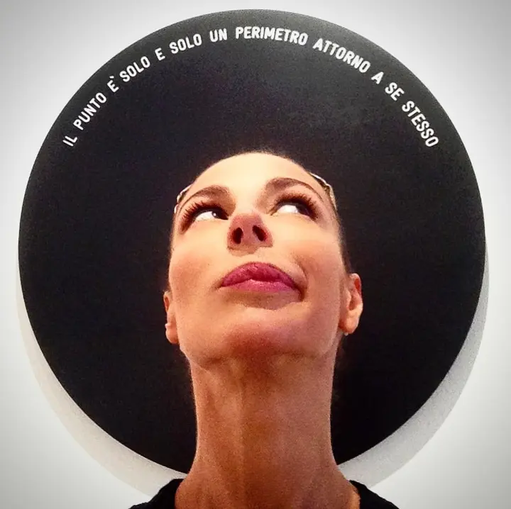 Vincenzo Agnetti - Il punto è solo e solo un perimetro attorno a se stesso — #SelfieadArte di Clelia Patella