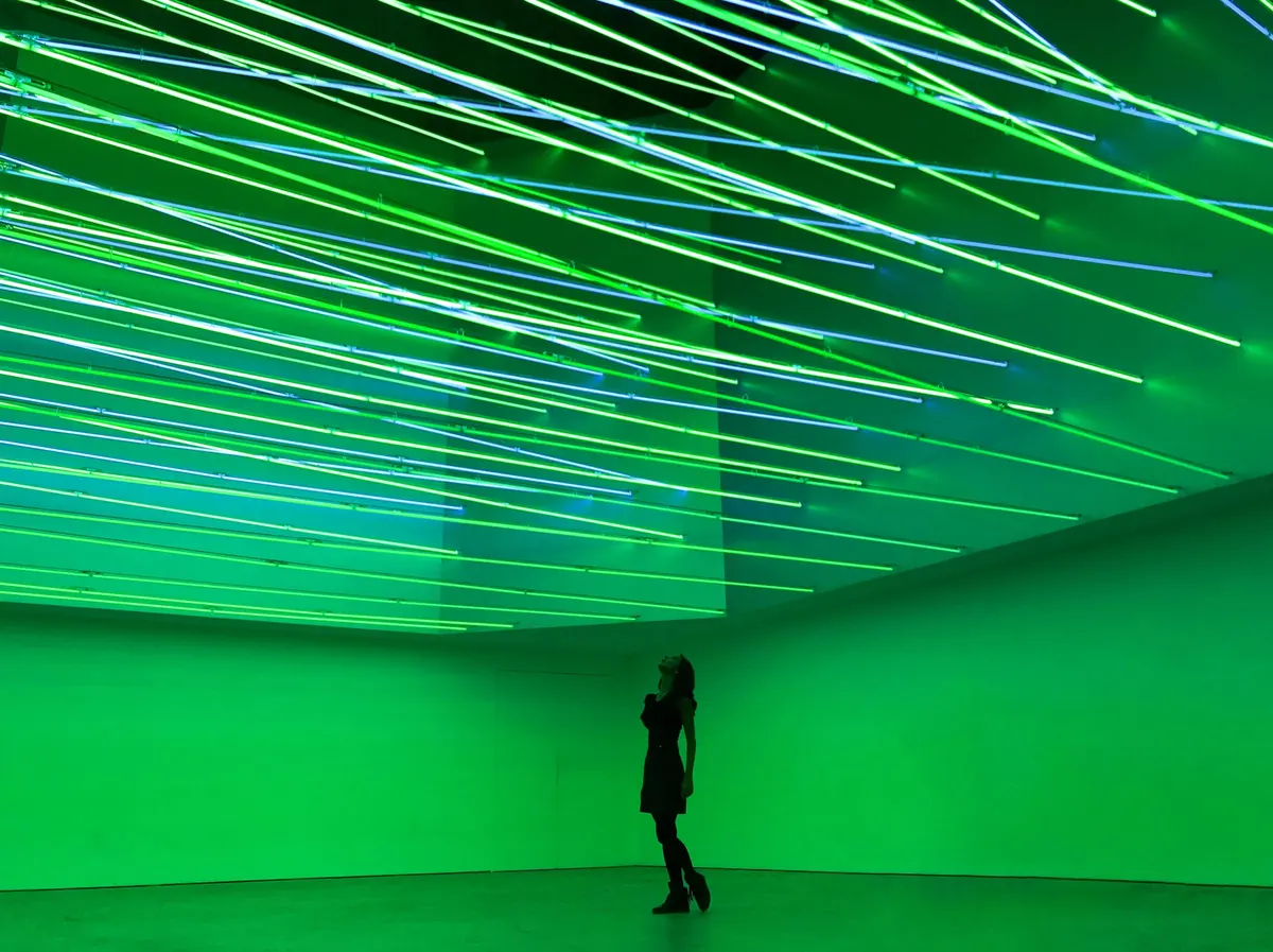 Lucio Fontana - Fonti di Energia, Soffitto al Neon per Italia 61 — #SelfieadArte di Clelia Patella
