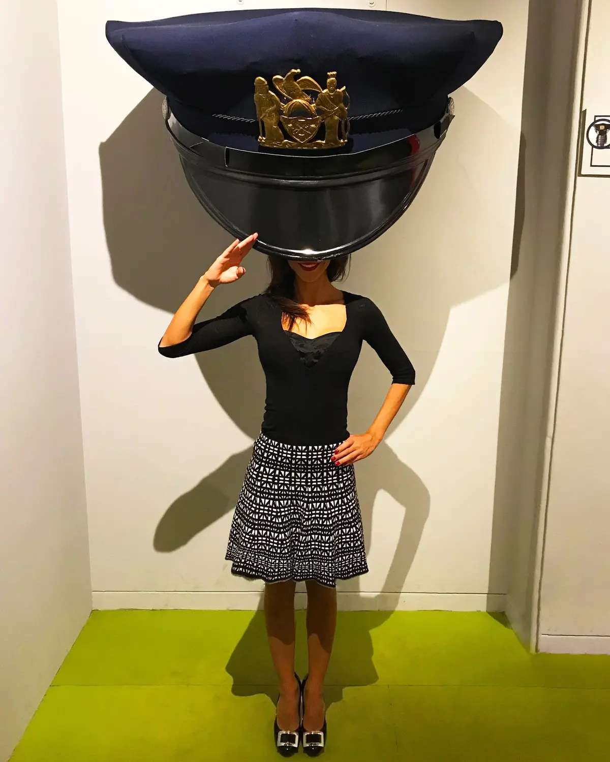 Erwin Wurm - NewYork police cap gold 2010 — #SelfieadArte di Clelia Patella
