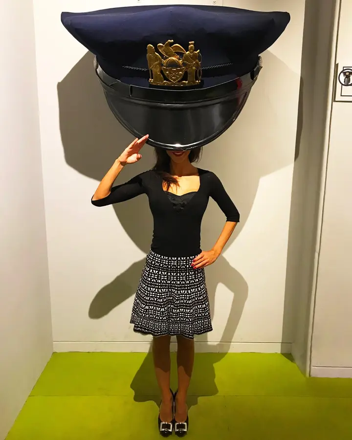 Erwin Wurm - NewYork police cap gold 2010 — #SelfieadArte di Clelia Patella