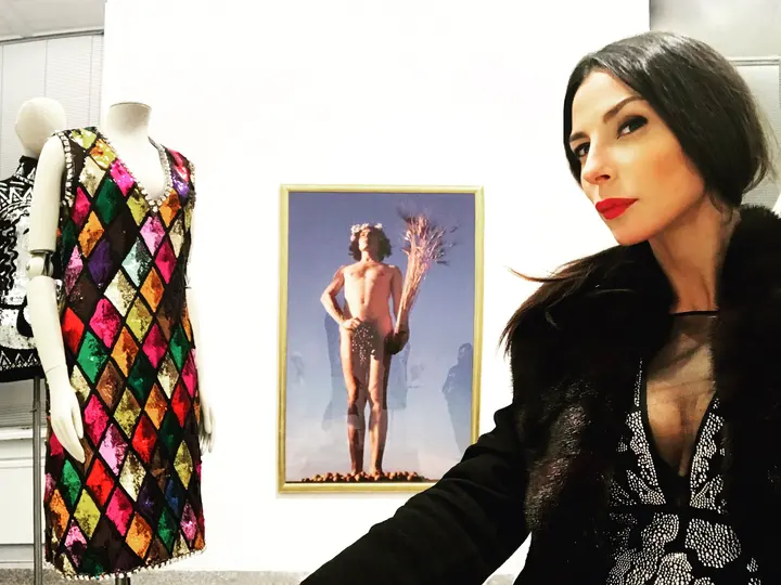 Stagione, Luigi Ontani 1975 - Walter Albini per Misterfox — #SelfieadArte di Clelia Patella