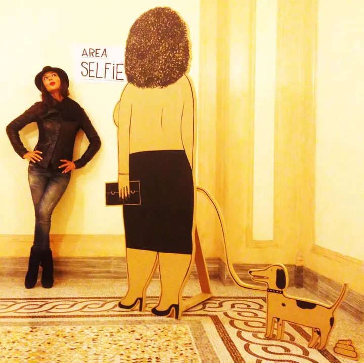 Marco Raparelli, Sagoma - I senza nome - donna con cane — #SelfieadArte di Clelia Patella