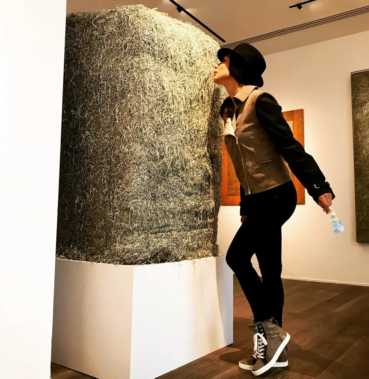 Jan Henderikse - blocco di banconote di dollari triturati, Cortesy Gallery — #SelfieadArte di Clelia Patella