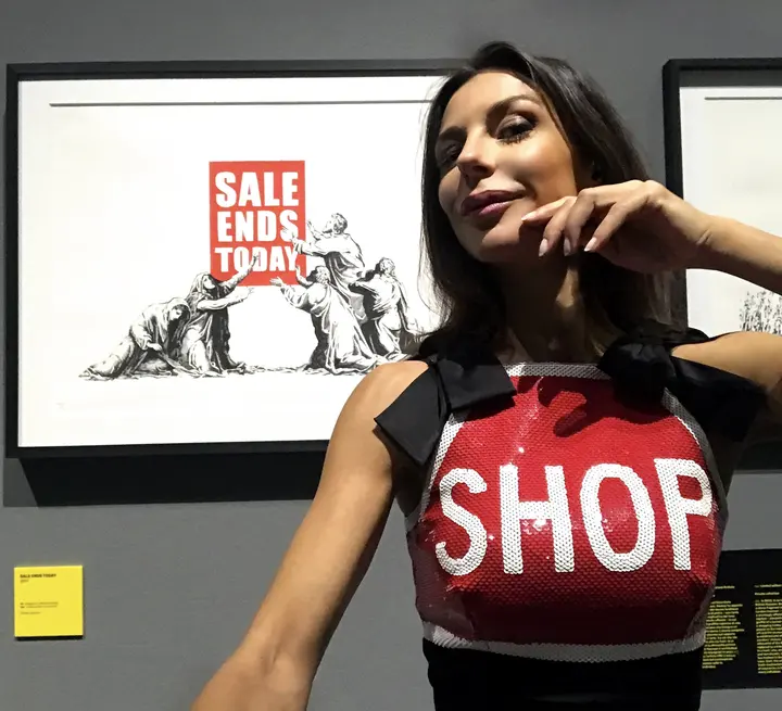 Banksy - Sale Ends Today, 2007 — #SelfieadArte di Clelia Patella