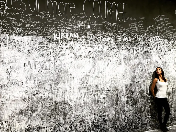 Rirkrit Tiravanija - Untitled, less oil more courage, 2013 — #SelfieadArte di Clelia Patella