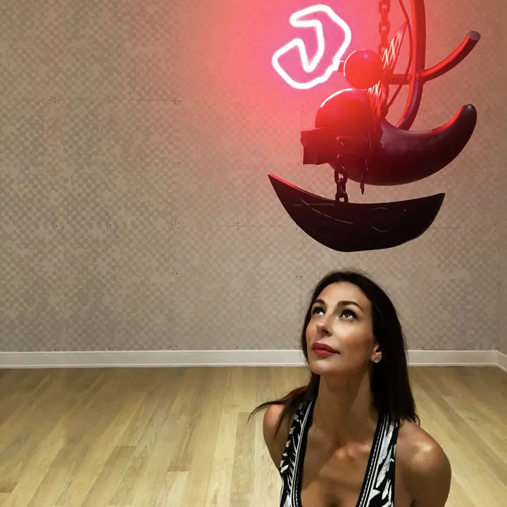 Aaron Curry - Little Bang, dark matter headband, 2018 — #SelfieadArte di Clelia Patella