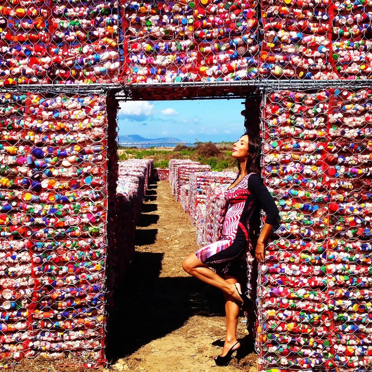 Maria Cristina Finucci, Help - l’età della plastica — #SelfieadArte di Clelia Patella