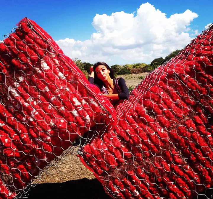 Maria Cristina Finucci, Help - l’età della plastica — #SelfieadArte di Clelia Patella