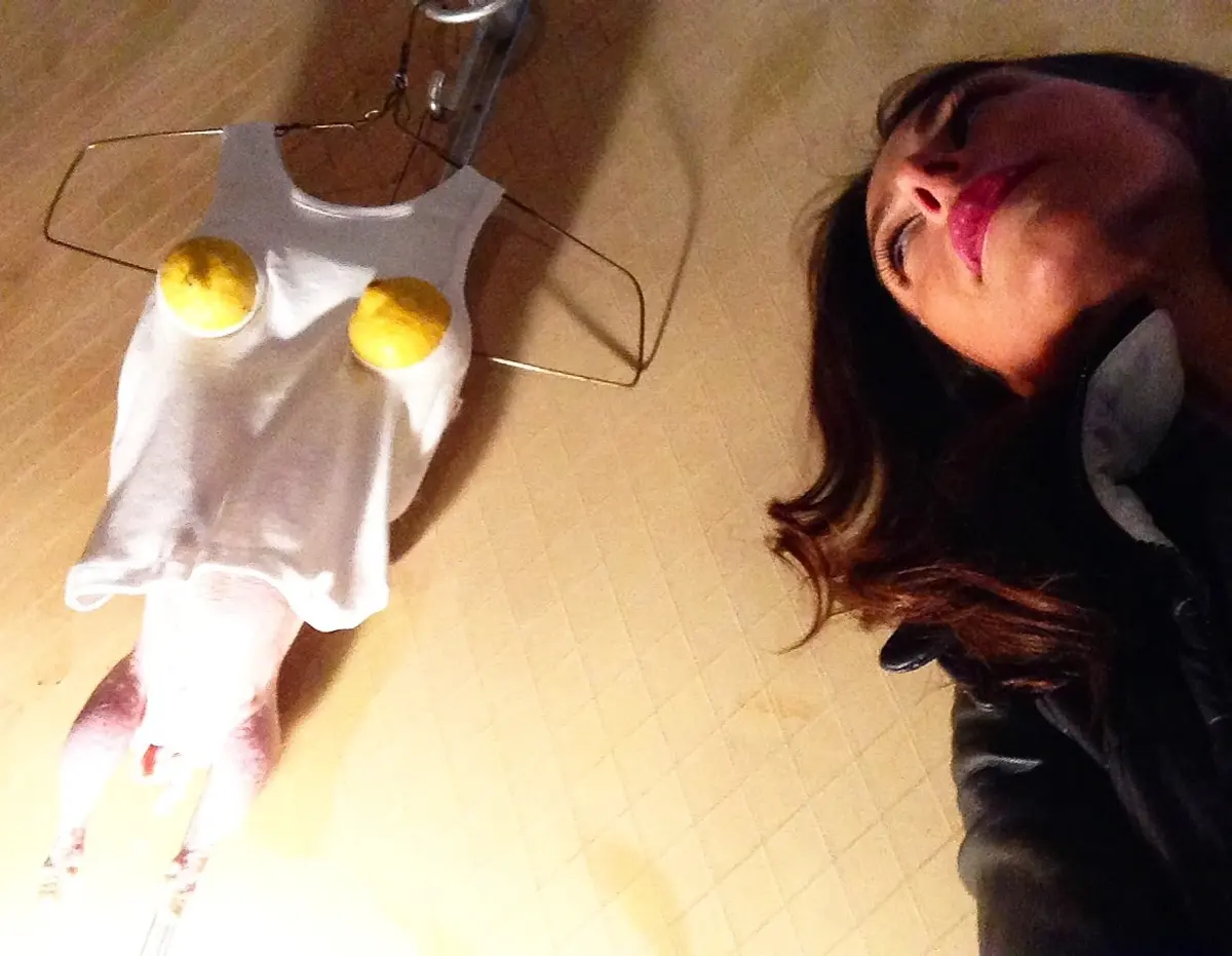 Sarah Lucas @ Albergo Diurno Venezia — #SelfieadArte di Clelia Patella