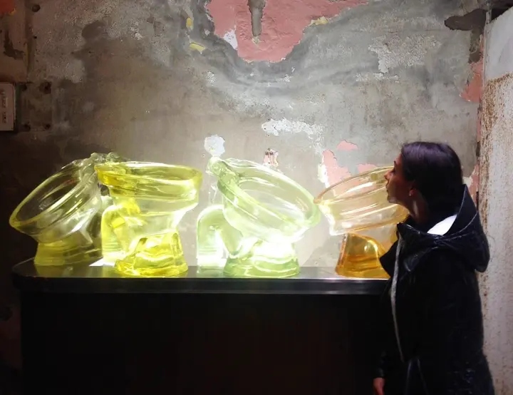 Sarah Lucas @ Albergo Diurno Venezia — #SelfieadArte di Clelia Patella
